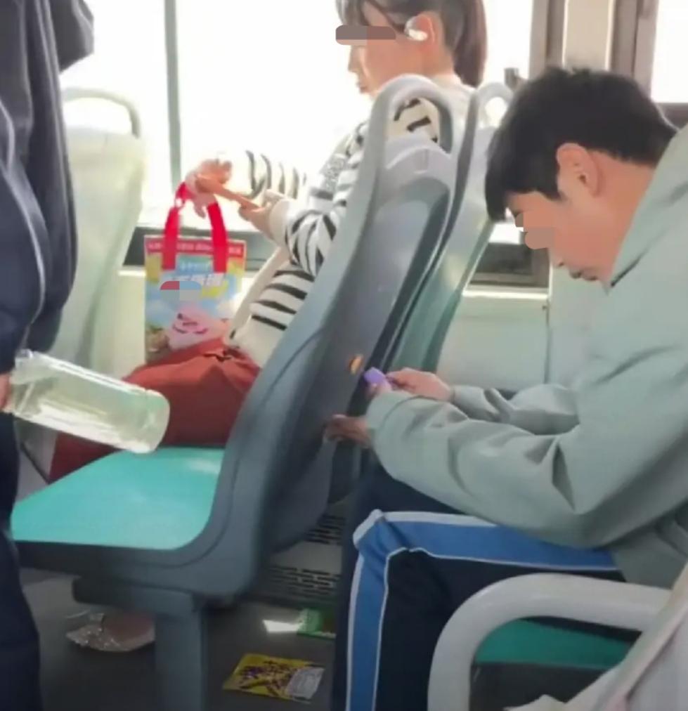 在甘肃庆阳7路公交车上，一个学生，用打火机试图点燃前排座椅！令人有两点遗憾，一点