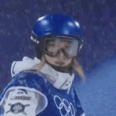 佐伊·辛诺特腾空5米，比谷爱凌的起跳点还高一米，却只拿到铜牌。她从48米高的冰