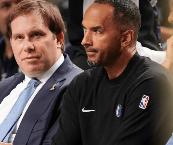 史蒂芬-A-史密斯与Shams在节目中谈论关于东契奇交易的问题。史密斯：杜蒙向