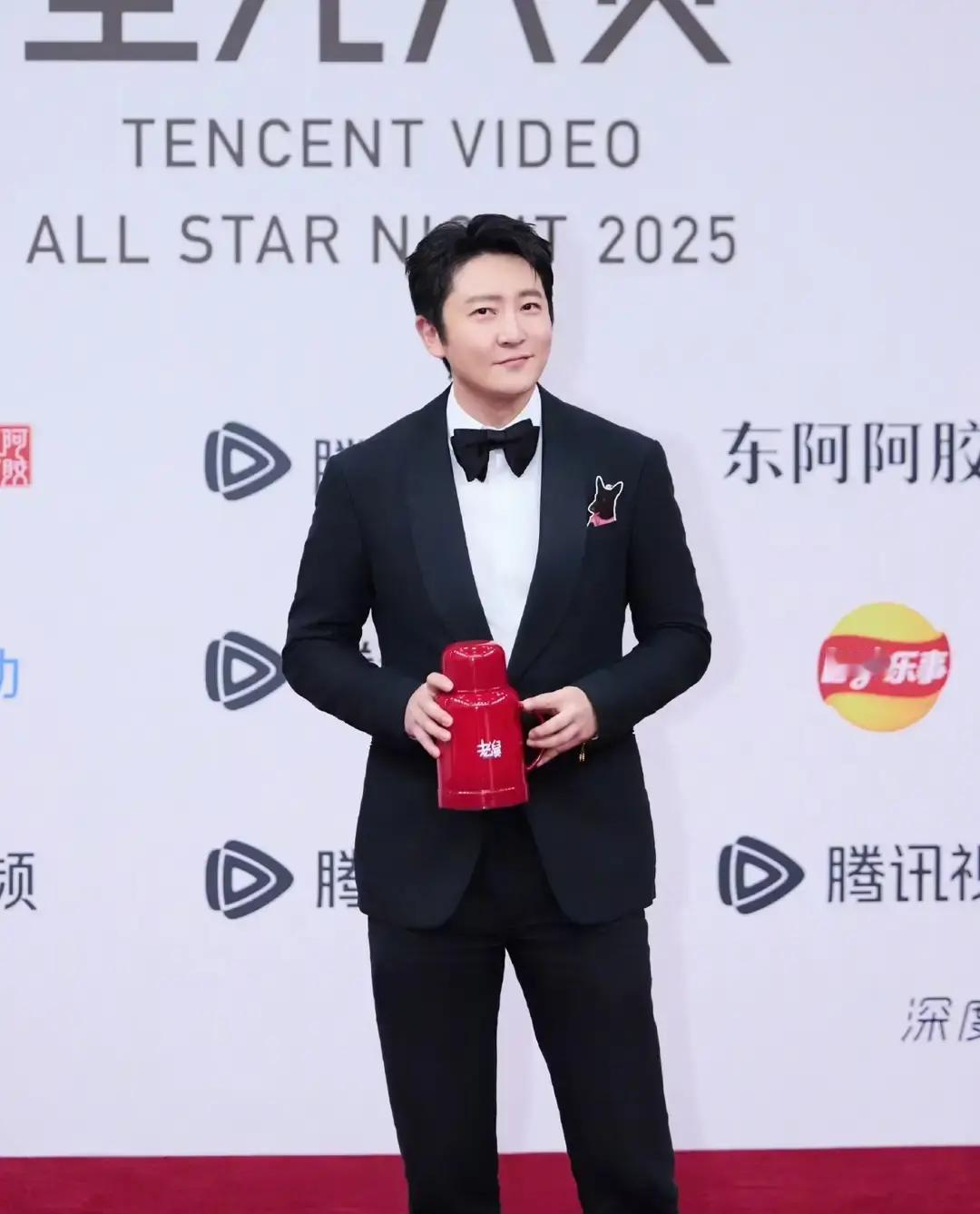 别信郭京飞说的“近看喜剧”。点开《老舅》，刷到郭京飞说要拿50万造飞船，你刚想