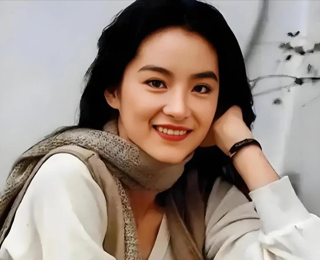 听到一个说法，真正的美女都是笑起来嘴角有个“括号”，也被称作“括号嘴”。我首先