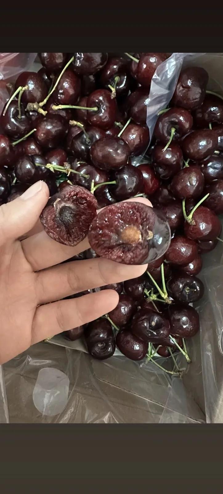 老外们失算了，打死老外也想不到中国今年闰六月，春节推迟了，他们囤积了大量的车厘子