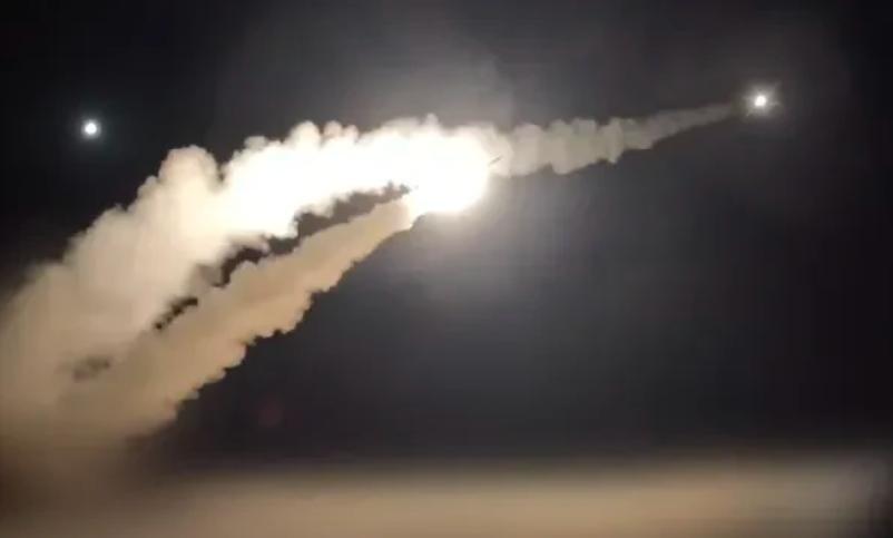 刚刚，朝鲜发射10枚弹道导弹！日本第一时间作出反应就在今天中午，朝鲜向半岛