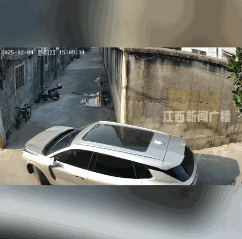 “冤不冤？”12月4日，广东潮汕，一男子躺在巷子口睡觉，这时一辆汽车转弯进巷子，