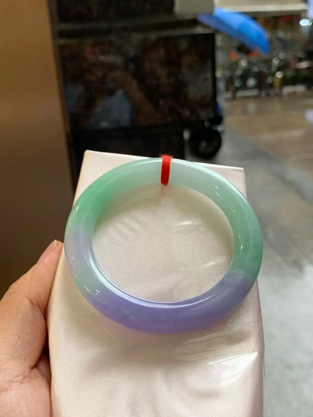 万元级翡翠镯，是日常轻奢的颜值天花板，质感拉满还不浮夸。1. 种水段位多为