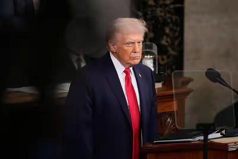 现在的特朗普，那真是狗掀门帘——全靠一张嘴了。从开始的不许伊朗报复还击，到后