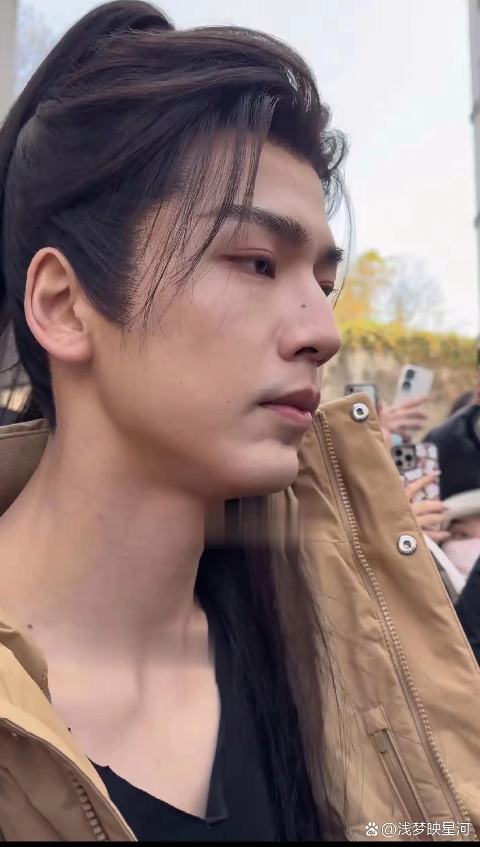 原相机里的张凌赫，能看出是快到三十岁的人了。当然，帅肯定还是帅的，但他一脸的疲惫