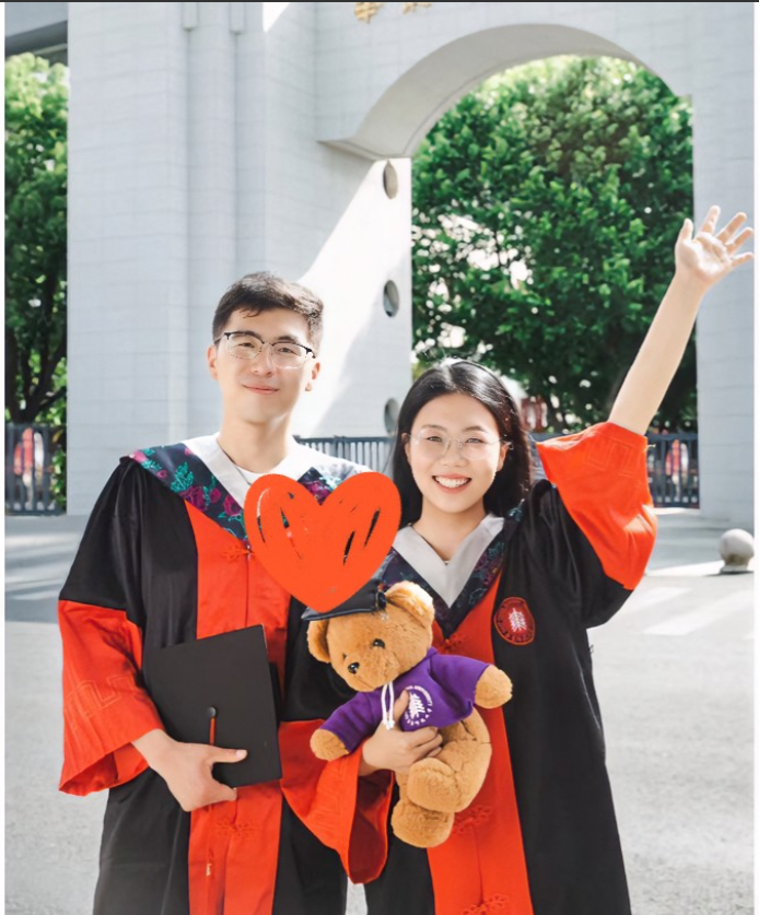 大三女生意外怀孕。去医院一查，医生告知她：不是一个，是双胞胎，还是两个大胖小子！