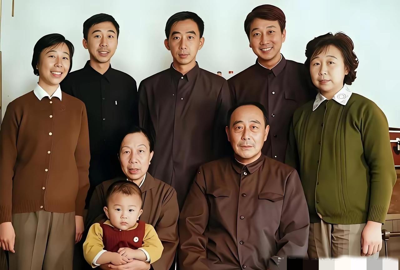 珍贵的七十年代全家福🔥冯巩和父母、哥哥姐姐一同合影，满满的年代氛围感。老