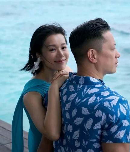近日，胡杏儿全家去马尔代夫度假，三个儿子不要太开心。胡杏儿是香港演员，197