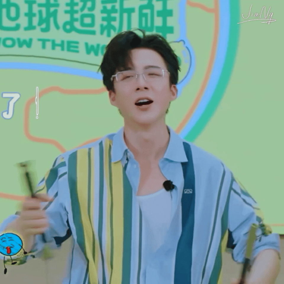 刘宇宁他的笑點到底有多低，戴著耳機都能把自己笑成這樣。😂刘宇宁​