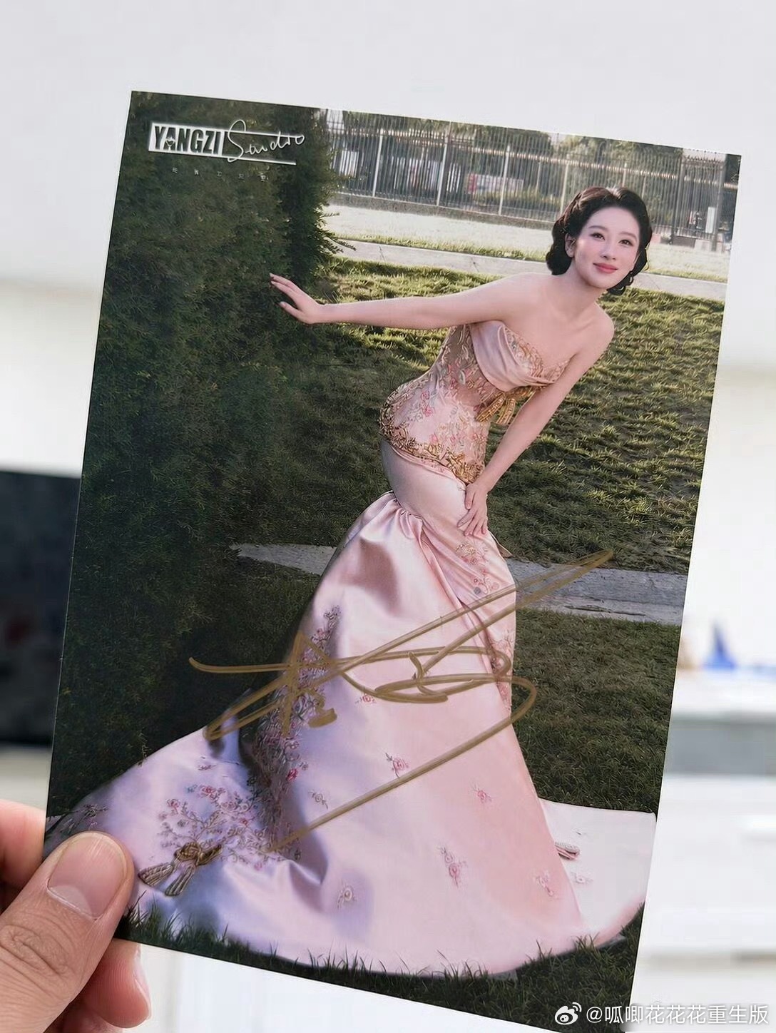 杨紫此次纽约行司导发文夸杨紫人美有气质，人好，待人温和有礼貌，还幸福的拿到了亲签