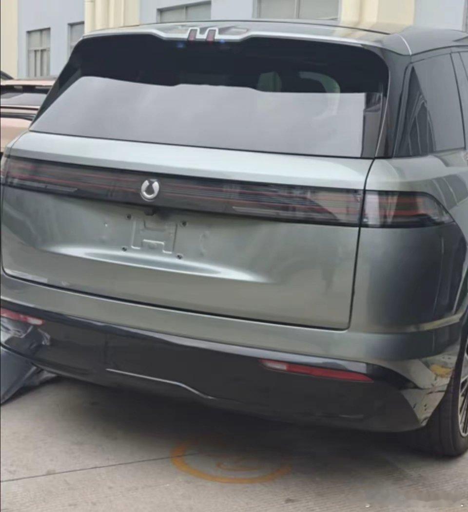 腾势新N7要来了，定位大五座。说是大五座。带易三方和闪充配置，价格估计会往上走。