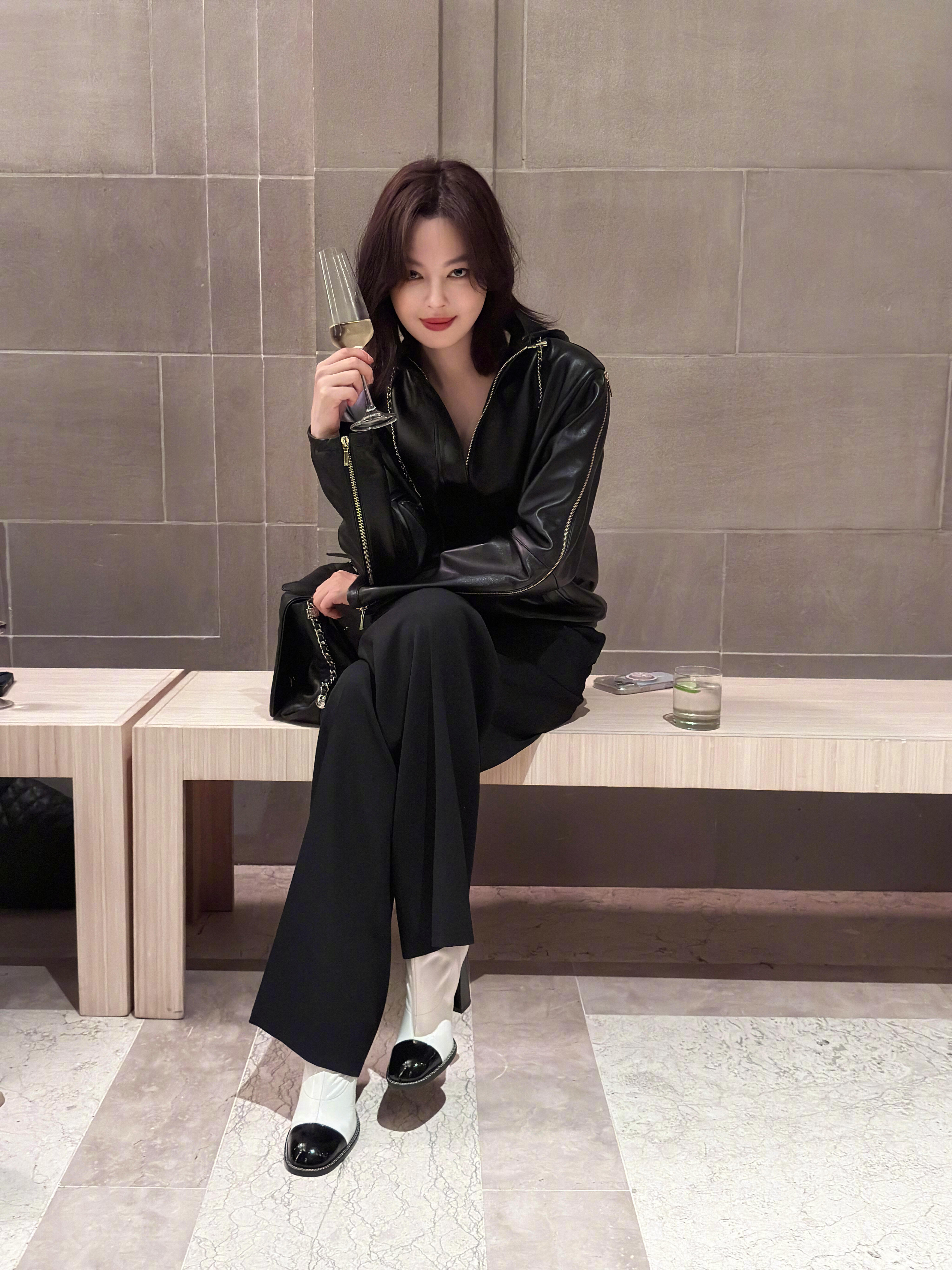 辛芷蕾满40减20辛芷蕾的“满40减20”是全方位的！生图里紧致的脸部线条透着