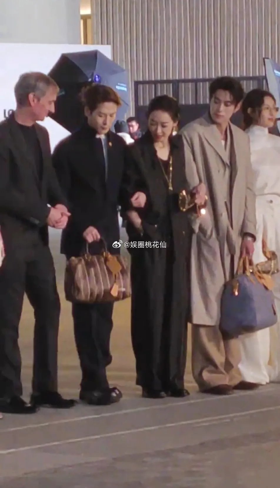 如果不抢的话，钟楚曦的站位就很真实了，那必须是边边上了，宋茜这次离C非常近了，总