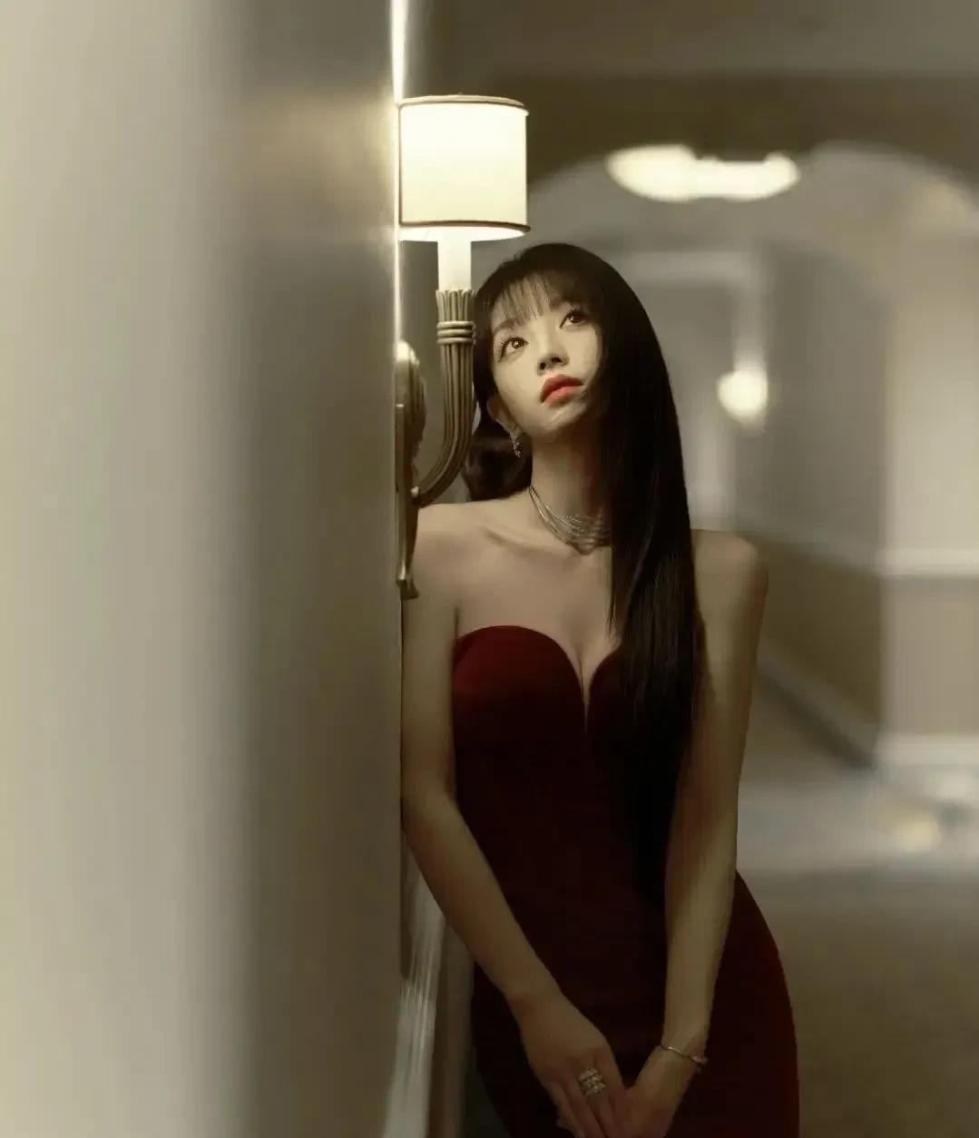 田曦薇一袭红裙勾勒绝美曲线，倚墙、探身，发丝轻扬，自带勾人氛围感，这性感直接杀疯