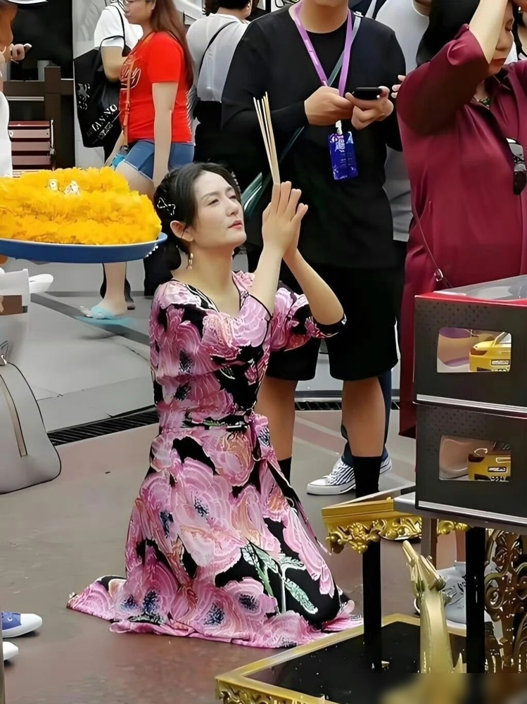 谢娜这是怎么了，竟一个人跑到泰国四面佛前长跪不起，眼神里全是疲惫。没有镁光灯，没有前呼后拥，就那么素