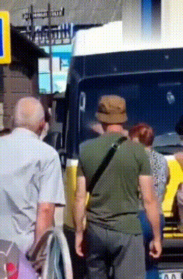 乌克兰抓壮丁，老母亲追车惨死乌克兰老母亲，眼睁睁看着儿子
