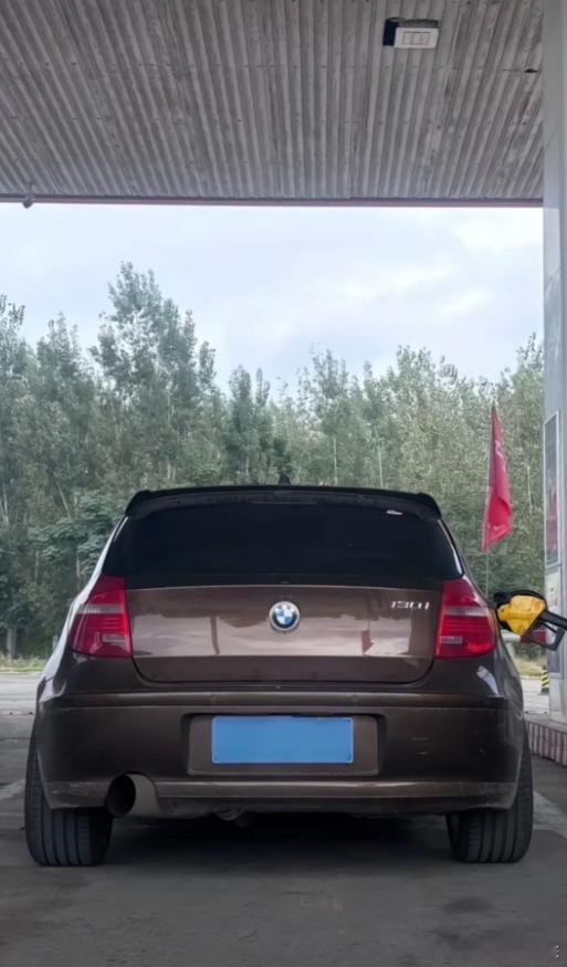 这是开了一辆赛车进了高速服务区吧，这是一种什么体验！​​​