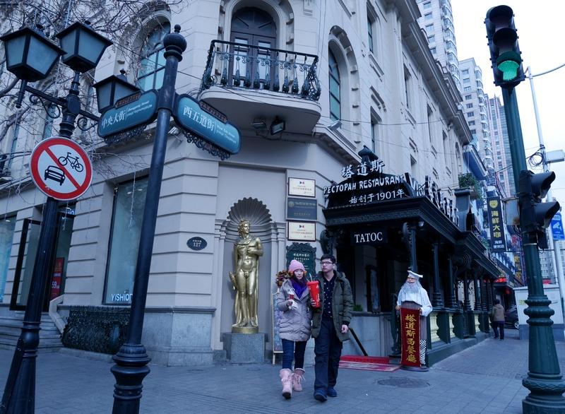 哈尔滨中央大街开始供暖啦，太贴心了！这两天哈尔滨气温下降，行人都换上厚衣服御寒。