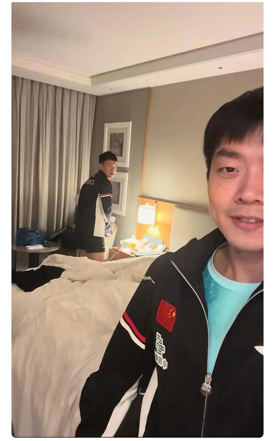 印度办亚乒赛居然让中国乒乓球队的小伙子们两人睡一张床还盖同一床被子！想想都恶心！