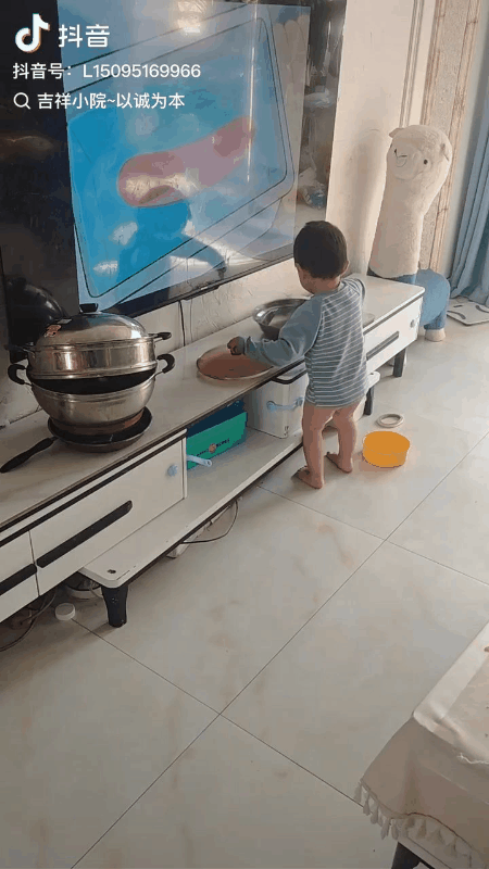 天呐！这个穿着纸尿裤的小萌娃，都能出道当“大厨”啦！刚刚，我刷到一个超有趣的