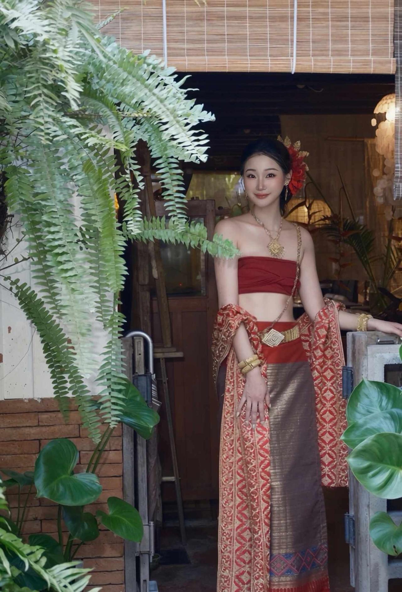 清迈约拍📷来清迈当然要拍泰服啦！泰里泰气的小姐姐，在一个兰纳风的小茶馆！有