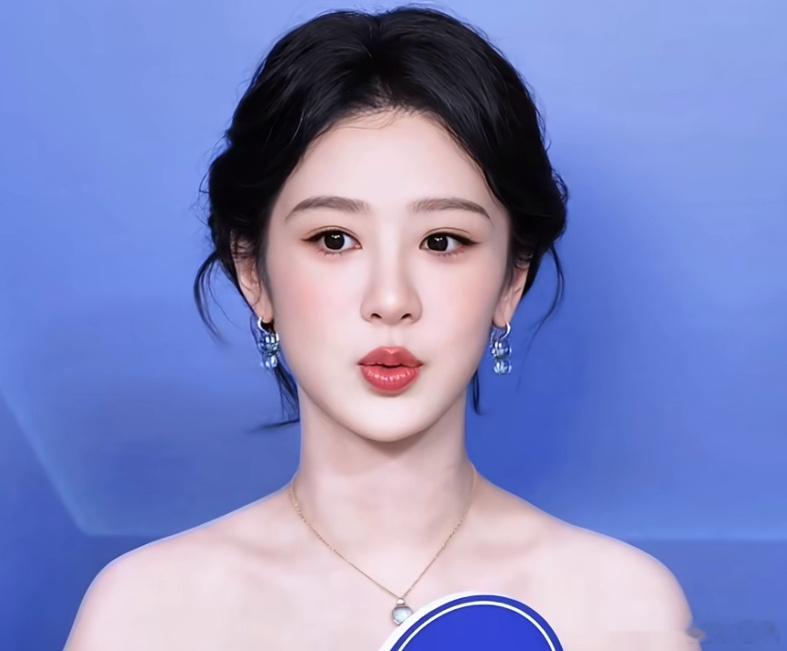 杨紫在家也得偷偷点外卖这滤镜参数如何调整，能把脸上的八字纹全去掉又显得很高清，好