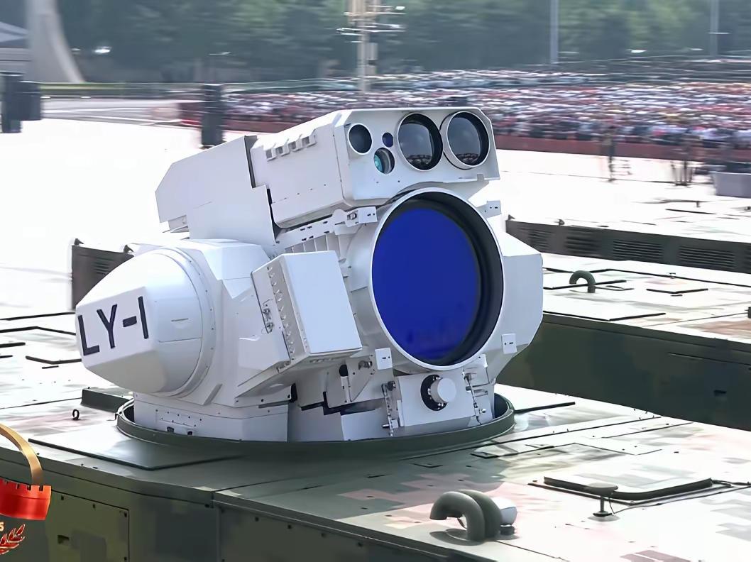 今天就相当于官宣了：激光武器确实已经装备了！在今天阅兵仪式上，亮相了一款舰载