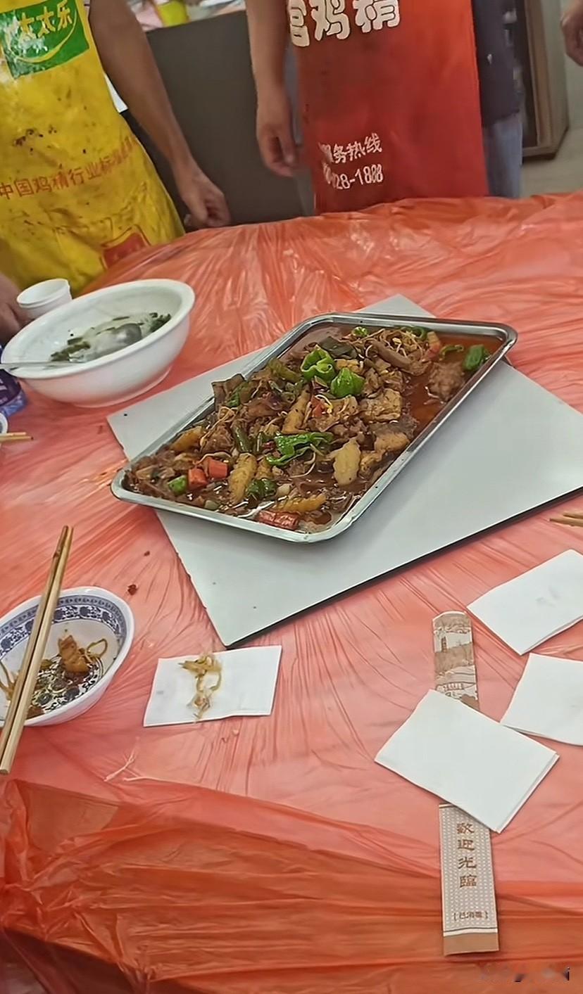 四川，女子出去旅游在餐馆等餐时吃了一个瓜，餐馆竟然给隔壁桌的大叔端来一盘别人吃剩