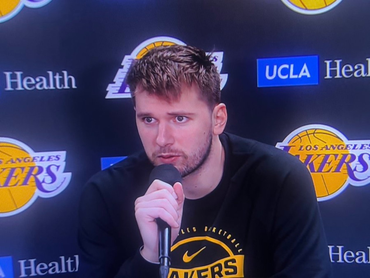 东契奇：“我们等不及勒布朗的回归了，我们都等不及了，所有人都等不及了。他是勒布朗