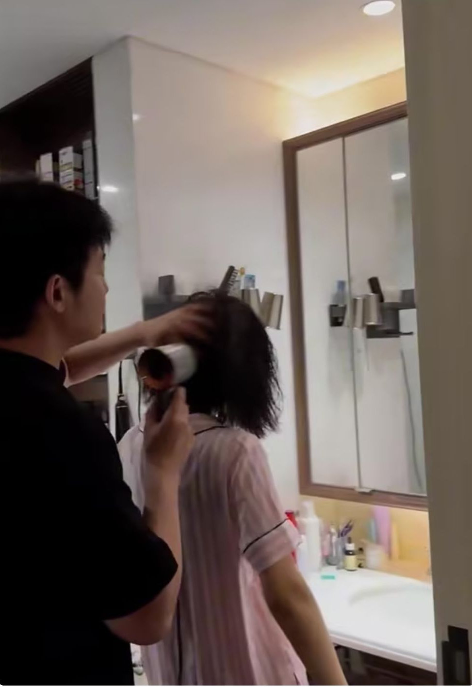 女儿随手拍的一段视频让44岁鲍蕾火上热搜终于明白什么叫嫁对人