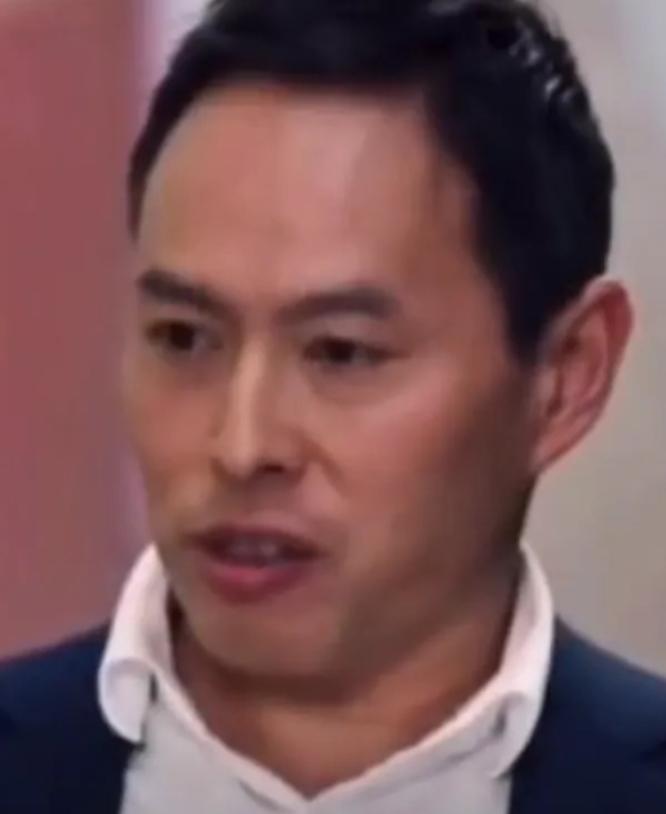 澳大利亚著名的反华教授李约翰，在节目中发表自己的反华观点时，主持人突然对他说，如