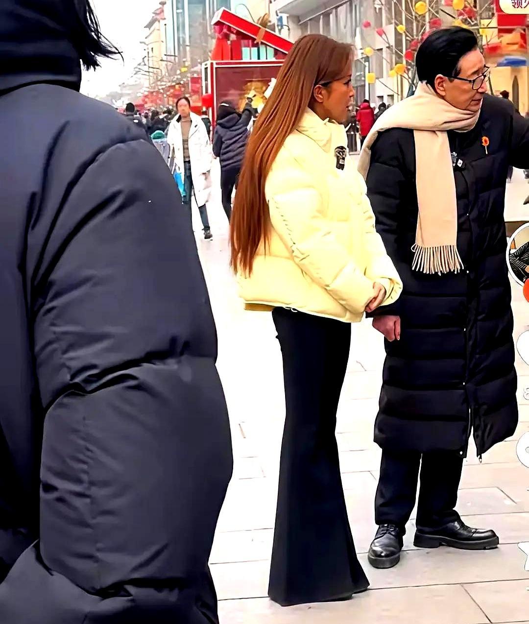 51岁朱迅彻底火了，没戴一件首饰，一身“无名”西装，竟把整条王府井的LV、爱马仕