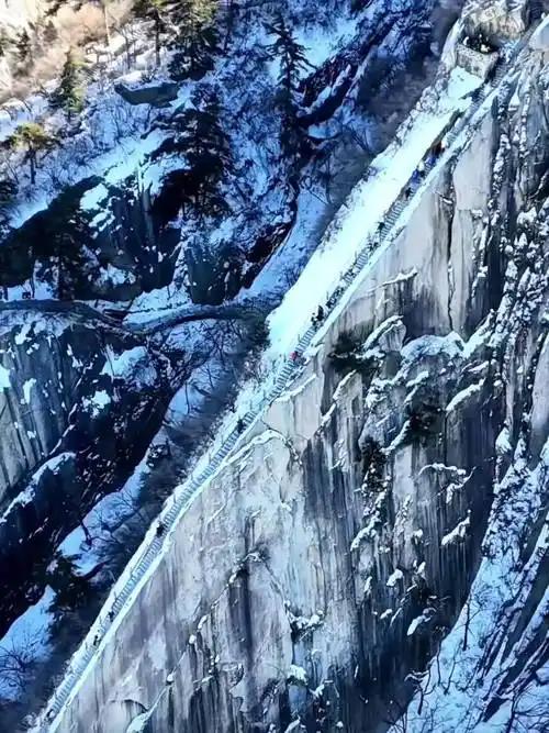 数九寒天、大雪纷飞、雪夜徒步、攀爬以险要著称的西岳天堑——华山。方圆百里，白雪皑