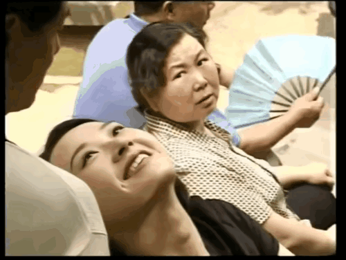 大妈的眼神，说明了什么？