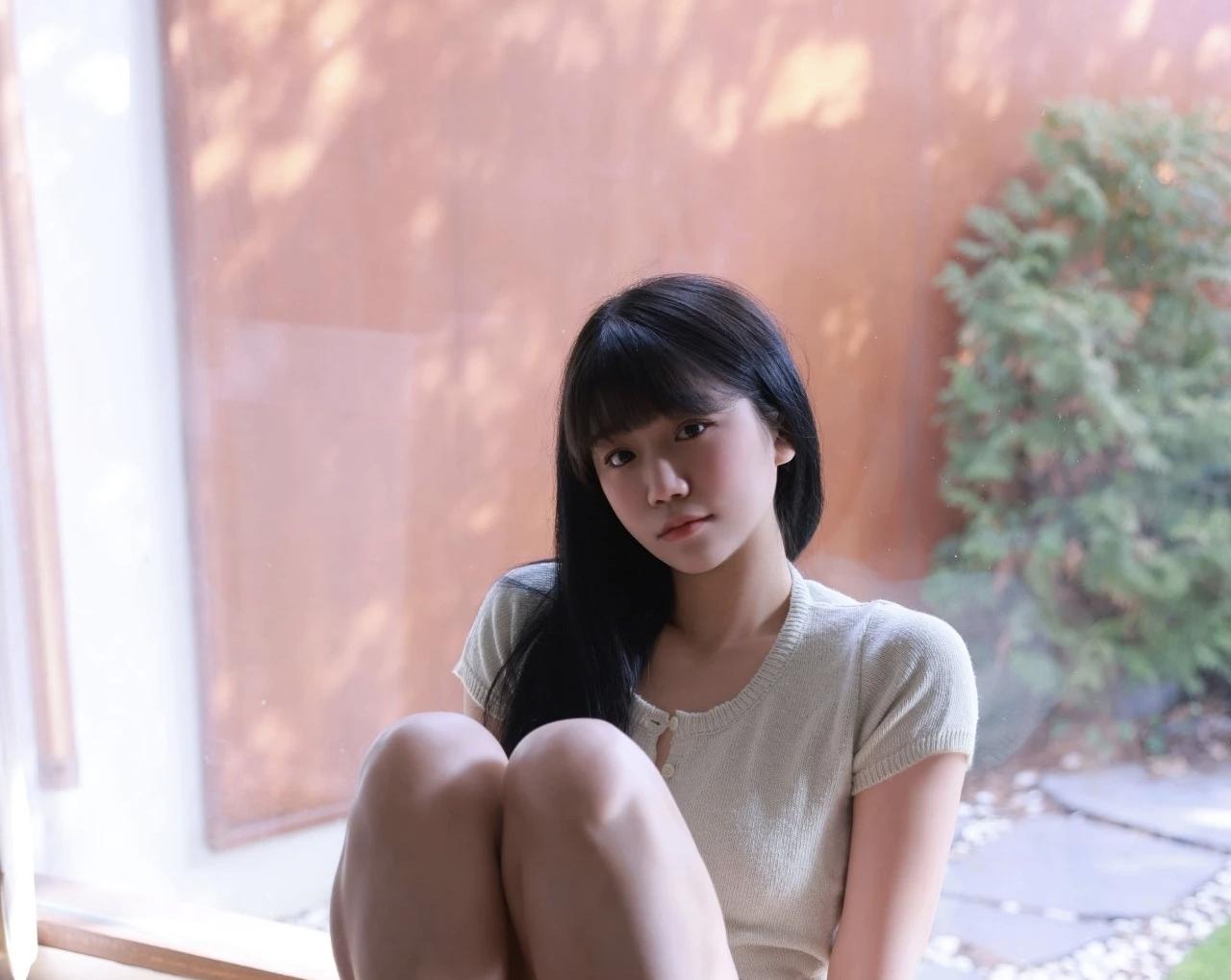 阳光洒进来的午后，少女静坐，沉思。犹如瀑布的长发，增添了些许妩媚多姿沉思静谧氛围