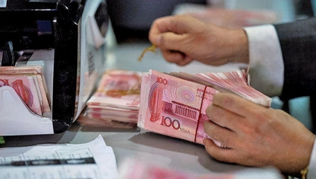 云南，男子汇款2.5万，柜员却汇成25万，男子回家察觉不对，返回提醒柜员汇错了，