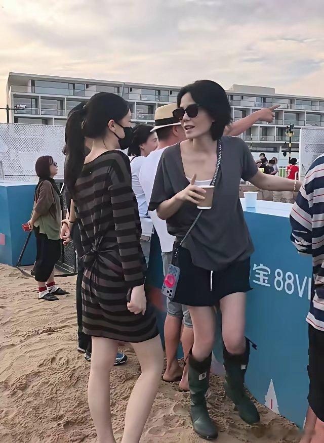 李亚鹏给亲女儿李嫣买头等舱，给窦靖童却买经济舱，窦靖童根本不在乎，李亚鹏还是费了