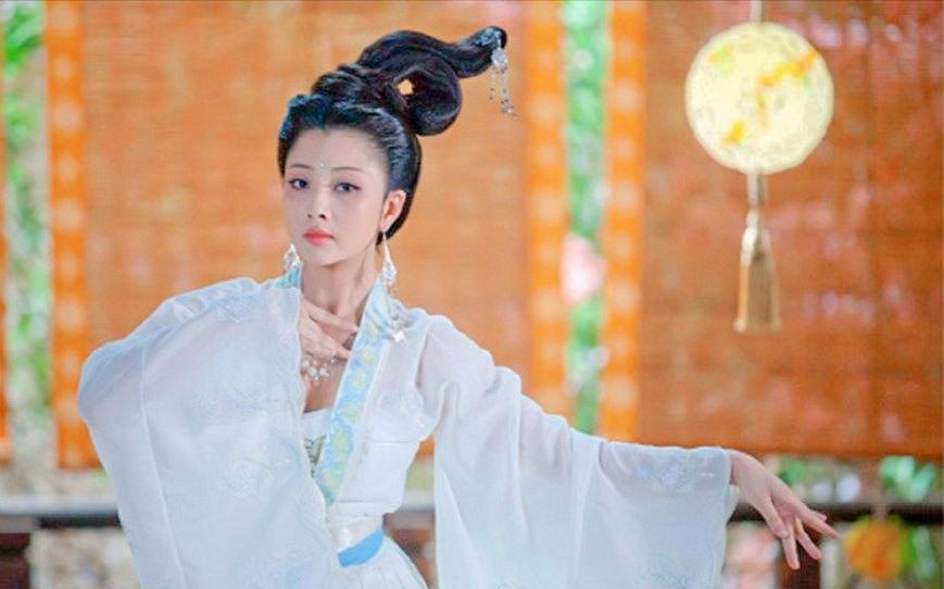 赵匡胤担心篡位，所以不杀前朝遗孤。深夜，王皇后侍寝，赵匡胤酒意未消，向她