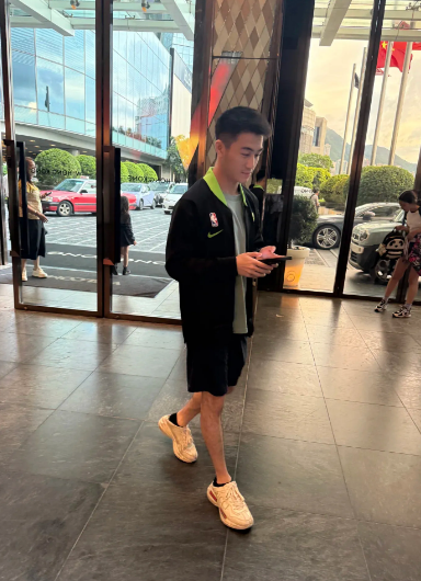 30岁何猷君在香港某酒店大厅出现，他看起来好帅，身材高挑，两条腿瘦得太夸张了。虽
