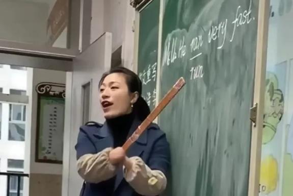 2008年，一名无手无脚的女大学生，毕业后到小学当老师，校领导怕她因身体残疾拖后
