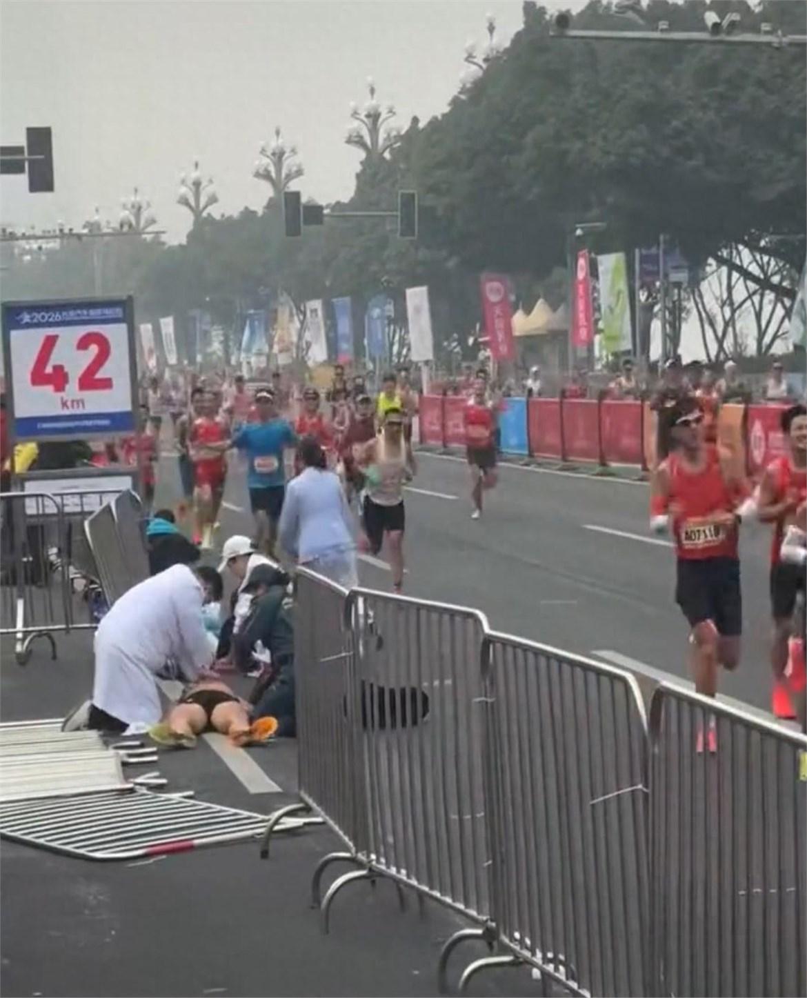 刚在厦马跑出2小时59分的“破三大神”，一周后倒在了重马终点线前200米。