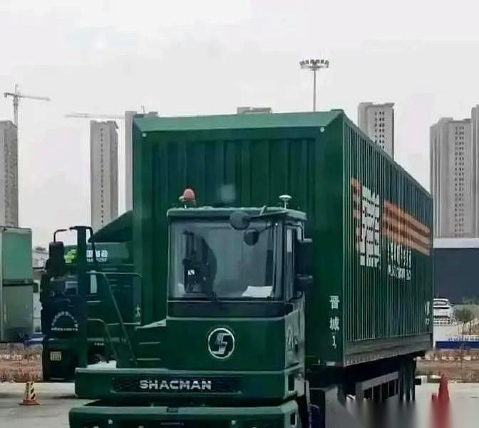 西安街头那个只剩半拉的卡车，我刷到的时候，第一反应就是“我靠，事故车还能这么上路