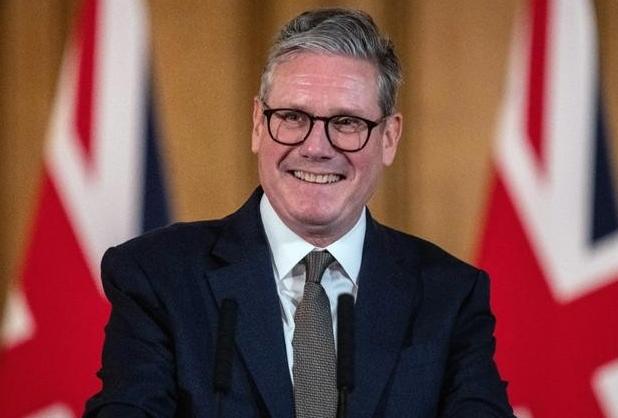 万万没想到，法国总统马克龙访华，英国首相斯塔默居然坐不住了！英国首相斯塔默公然