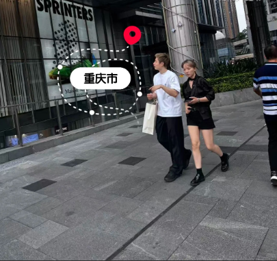 【网友偶遇石宇奇陪女友逛街】9月5日，小某书网友“gladys”在重庆巧遇石宇