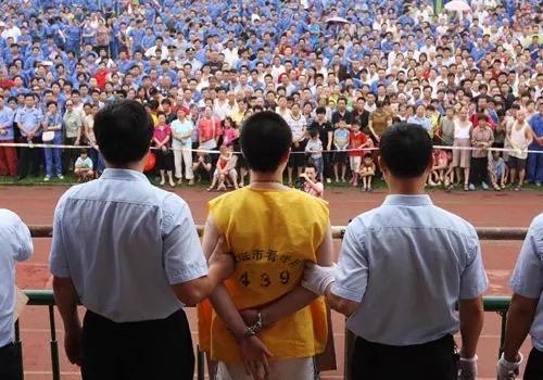 针对一些官员在十八大以后仍然不收敛、不收手，且贪污数额越来越大等实际，有人建议应