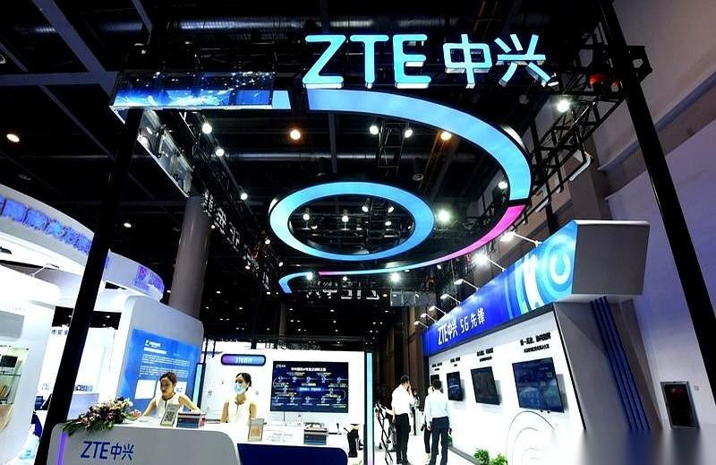 中兴突然把2025年的成绩单提前扔了出来，一瞬间，市场就炸了。账面不好看，利润