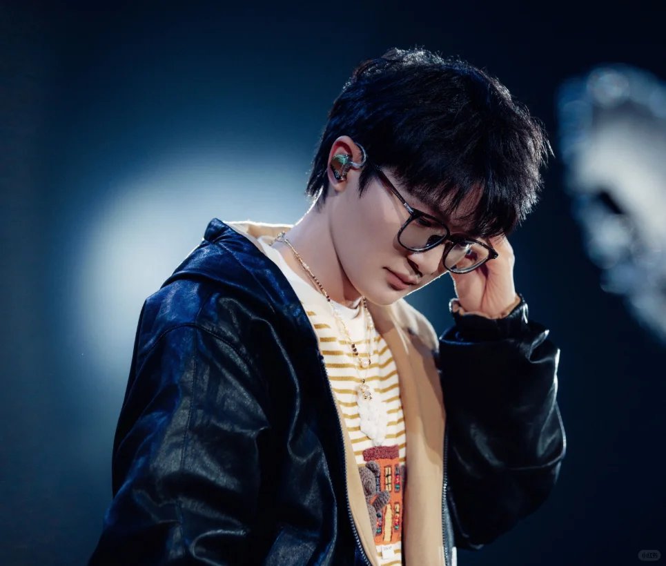 周深紧急叫停昨晚的演唱会现场，周深做了一件令人意外的决定——在演唱中途突然举手示