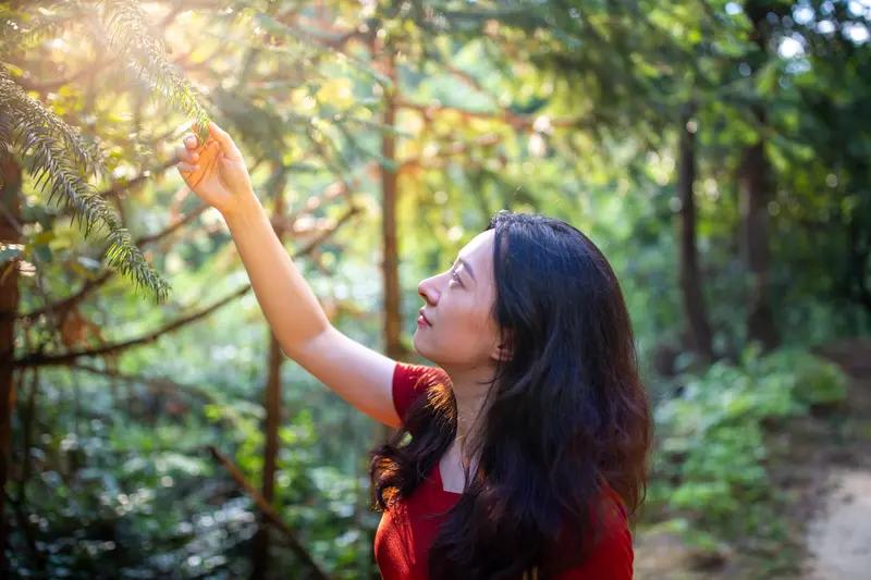 河南漯河这事儿太离谱了！一名有精神疾病的女子在公交站认识陌生男子张某，张某给她画